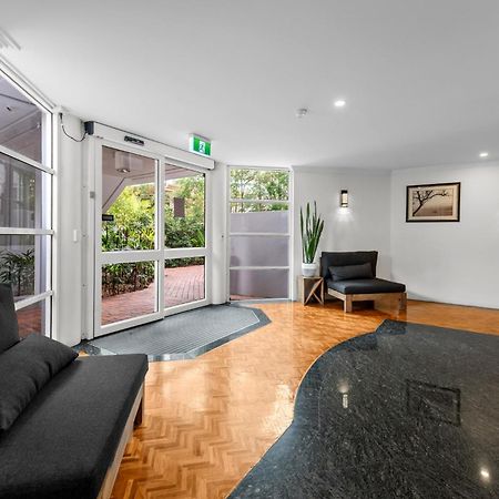 Lavish 3-Bed With Wraparound Balcony And Pool Apartment Brisbane Bagian luar foto
