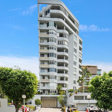 Lavish 3-Bed With Wraparound Balcony And Pool Apartment Brisbane Bagian luar foto