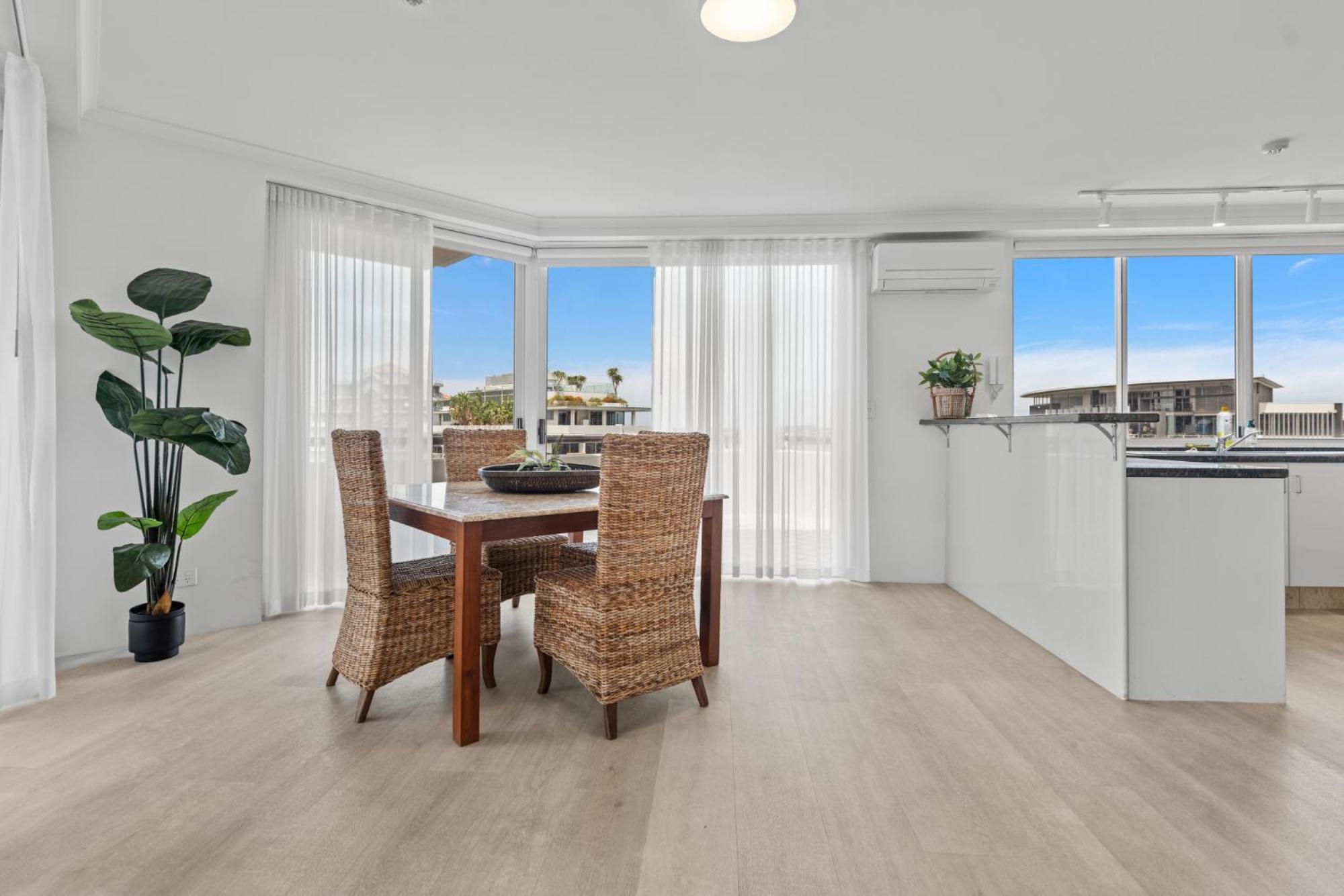 Lavish 3-Bed With Wraparound Balcony And Pool Apartment Brisbane Bagian luar foto