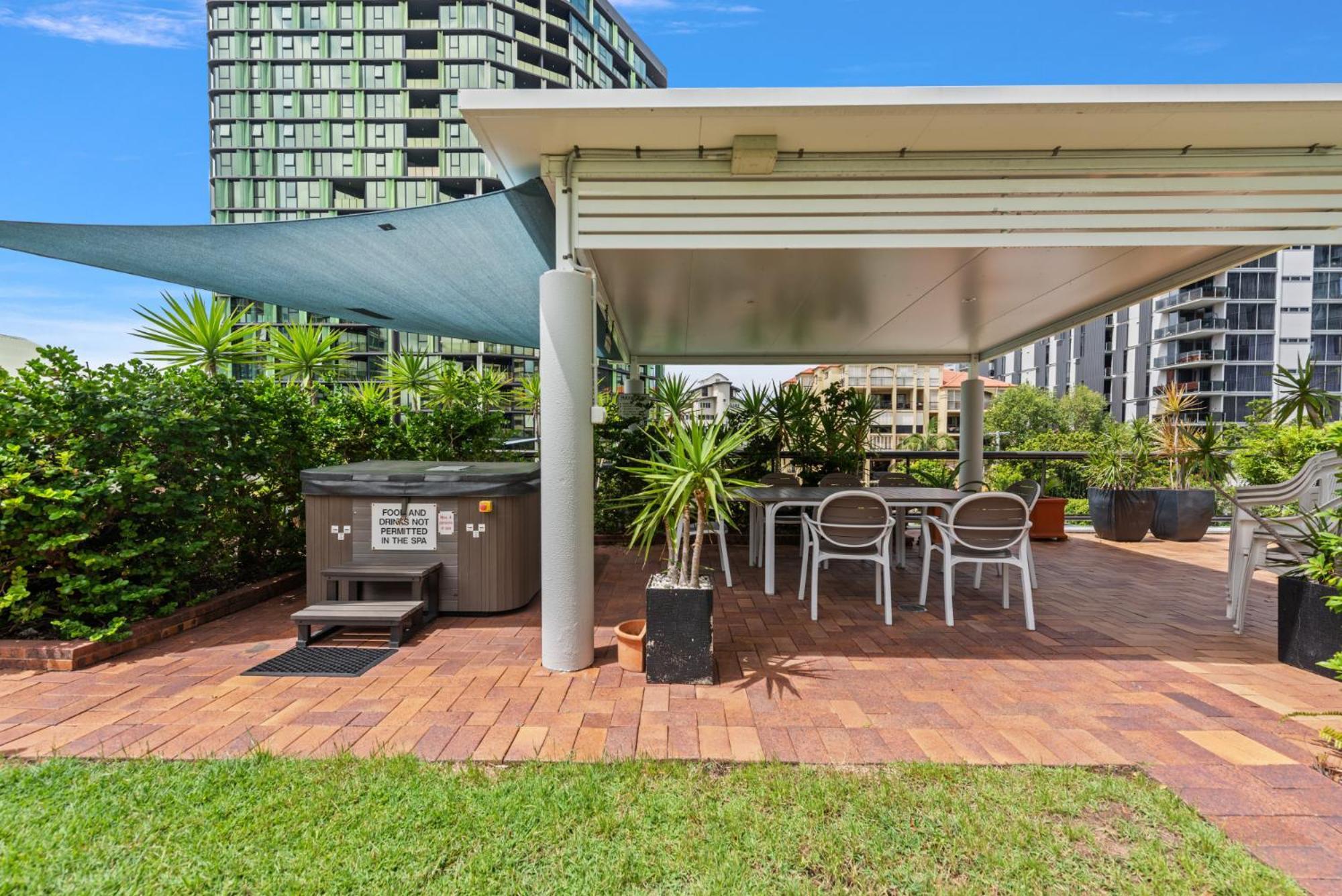 Lavish 3-Bed With Wraparound Balcony And Pool Apartment Brisbane Bagian luar foto