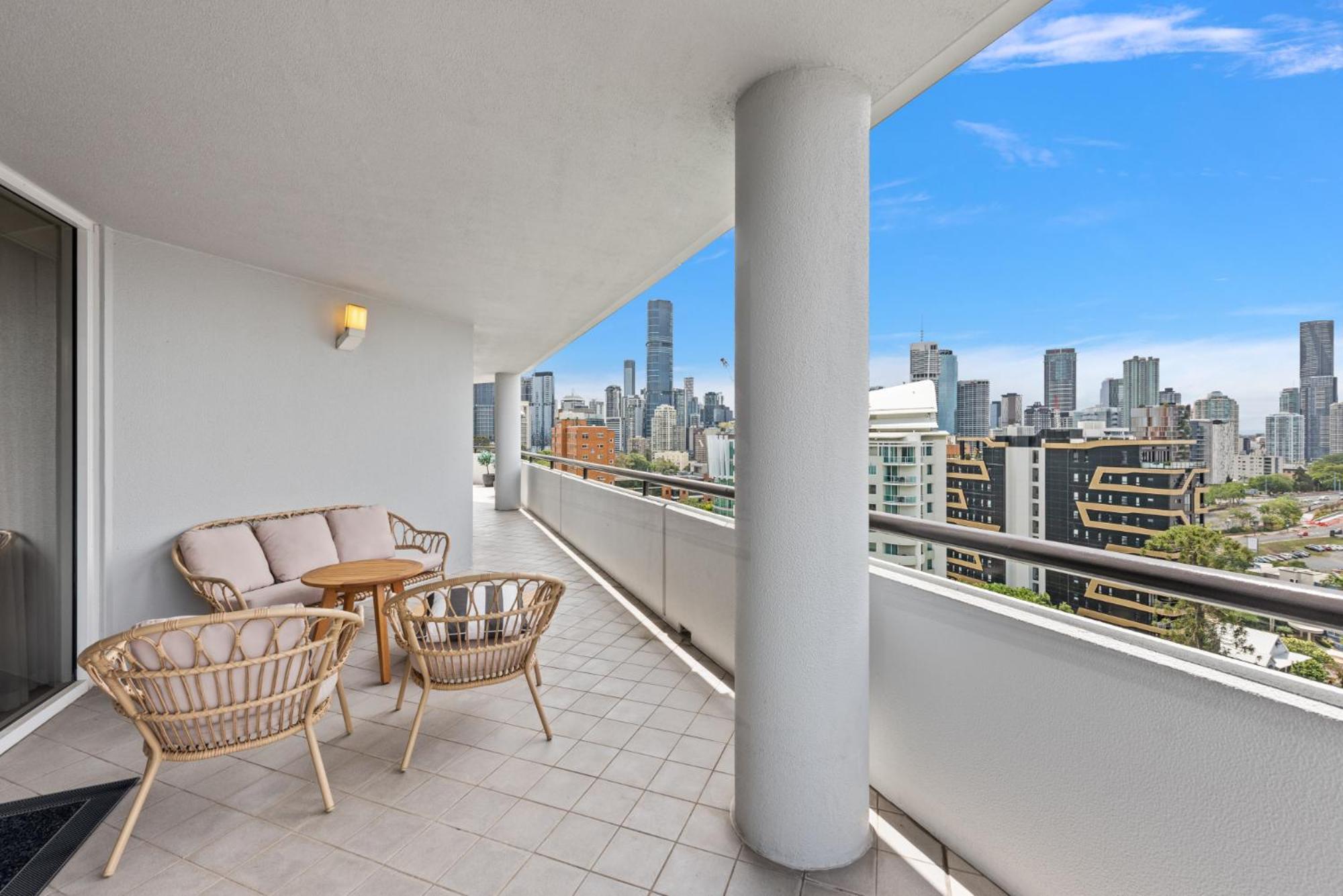 Lavish 3-Bed With Wraparound Balcony And Pool Apartment Brisbane Bagian luar foto