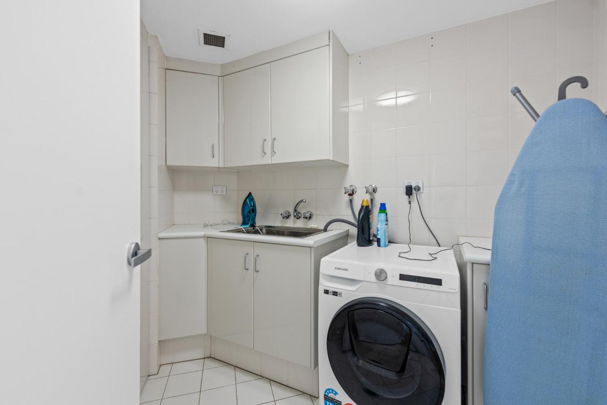 Lavish 3-Bed With Wraparound Balcony And Pool Apartment Brisbane Bagian luar foto