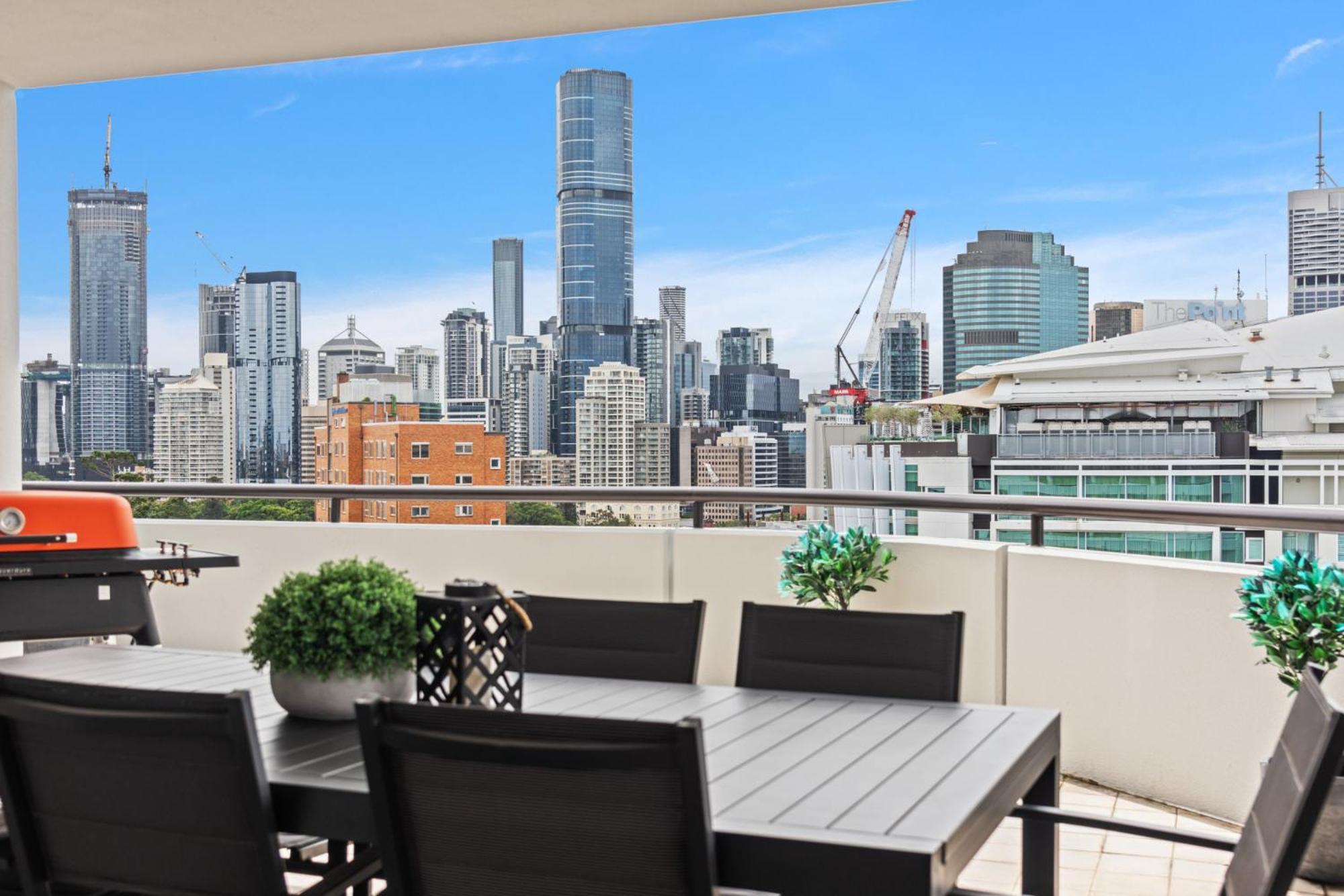 Lavish 3-Bed With Wraparound Balcony And Pool Apartment Brisbane Bagian luar foto
