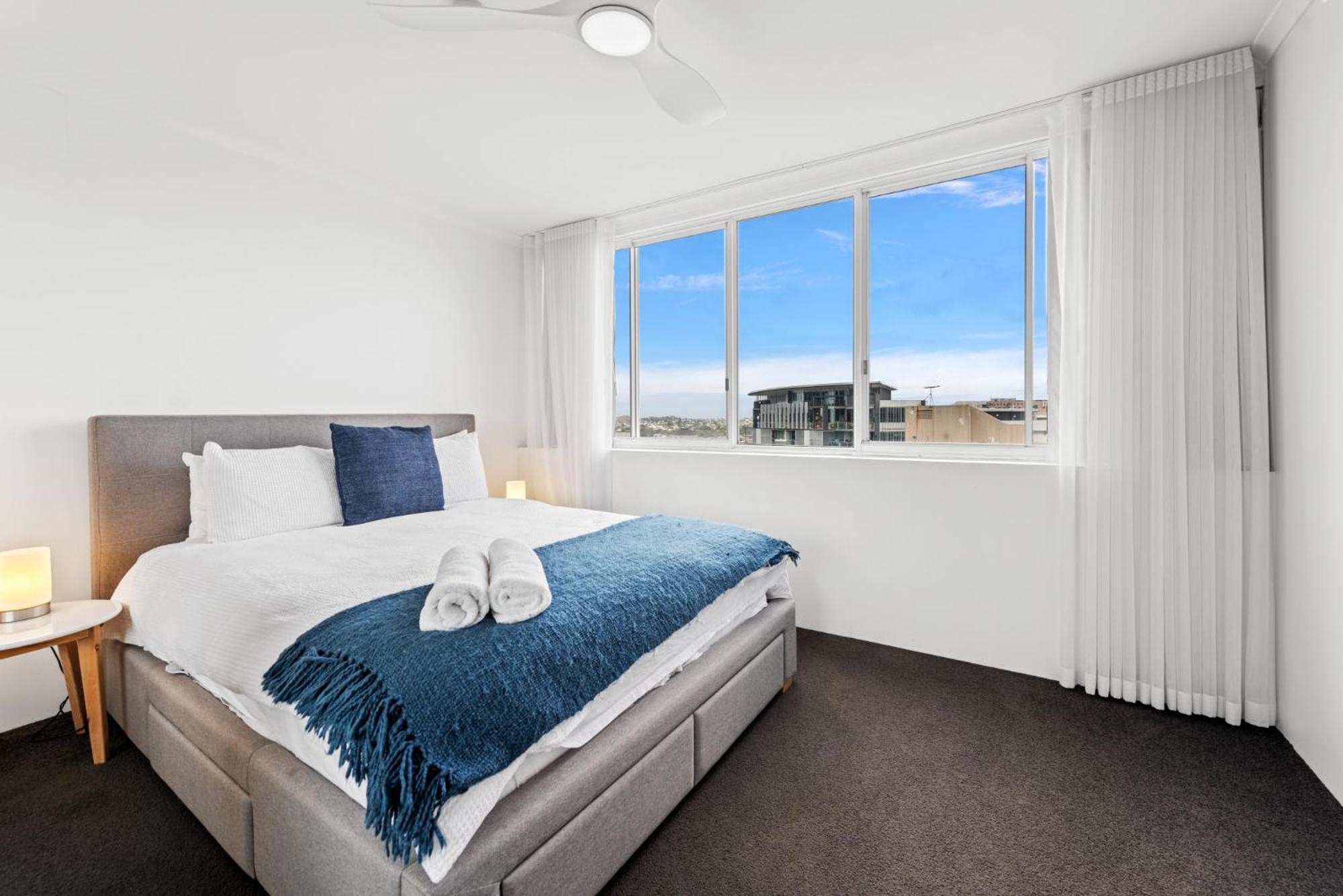 Lavish 3-Bed With Wraparound Balcony And Pool Apartment Brisbane Bagian luar foto