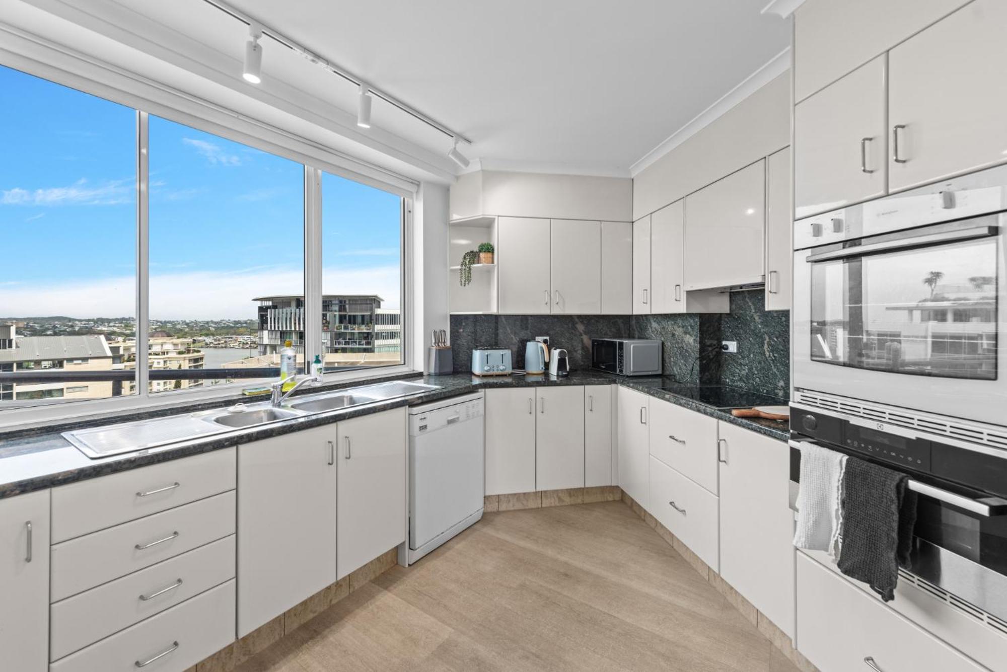 Lavish 3-Bed With Wraparound Balcony And Pool Apartment Brisbane Bagian luar foto