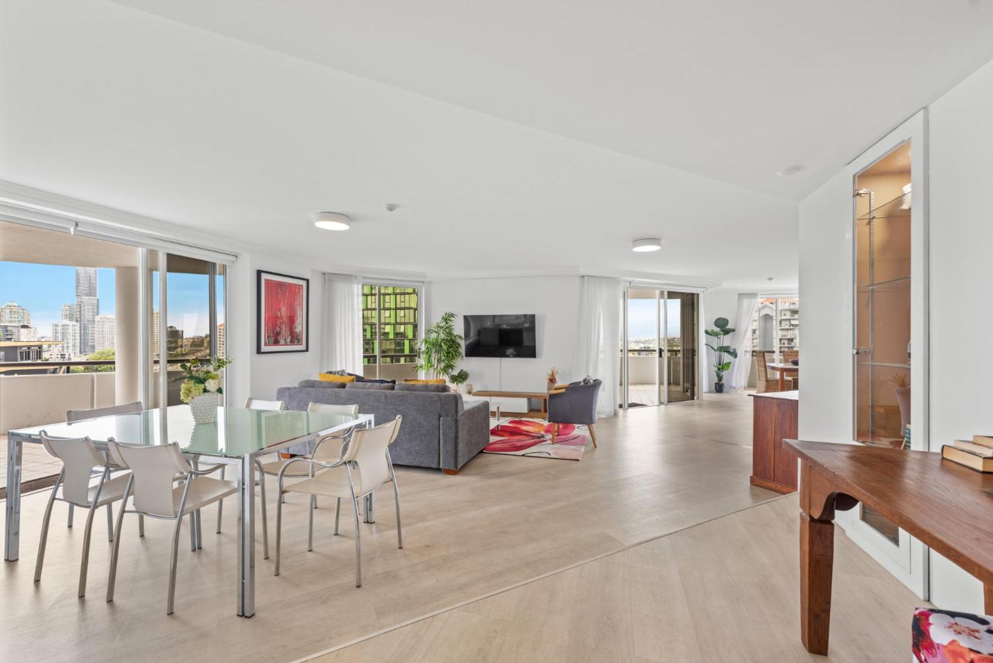 Lavish 3-Bed With Wraparound Balcony And Pool Apartment Brisbane Bagian luar foto