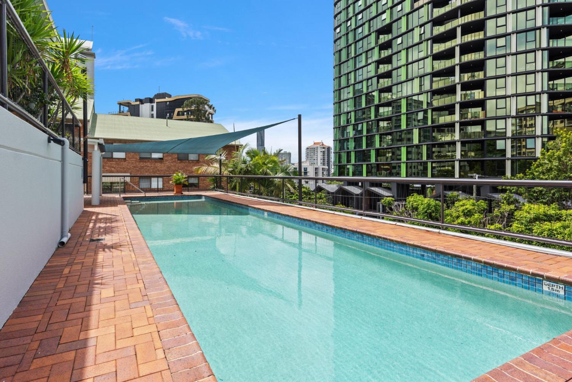 Lavish 3-Bed With Wraparound Balcony And Pool Apartment Brisbane Bagian luar foto